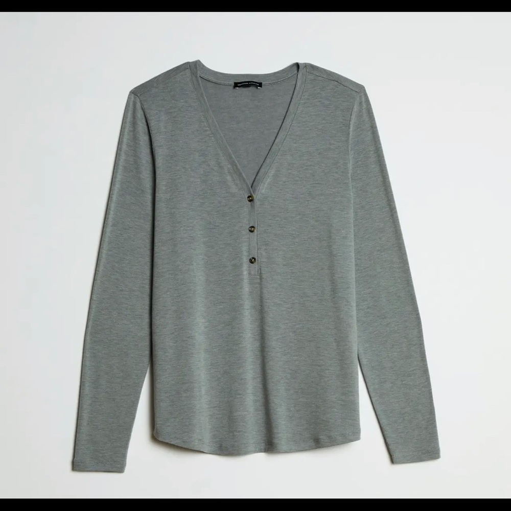 Layer Me Henley Tee in grey sky NWT size S 14-16